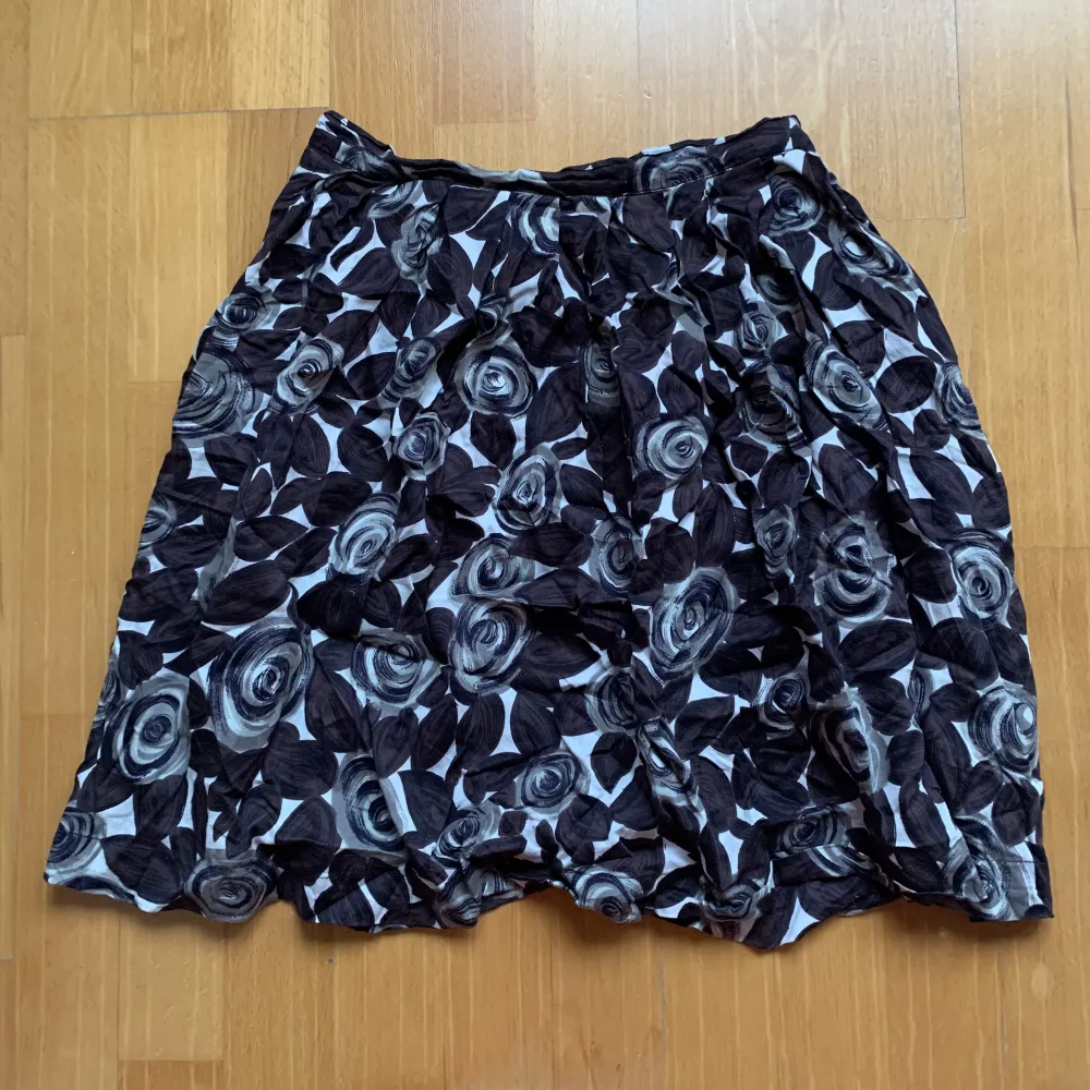 Hitta denna somriga kjol på second hand och har använts men i fint skick. Säljer denna pga använder den inte längre.. Kjolar.