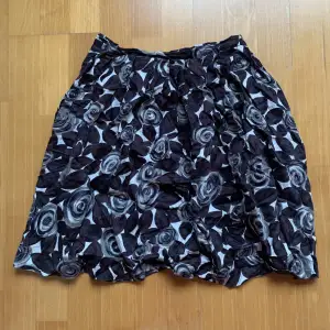 Hitta denna somriga kjol på second hand och har använts men i fint skick. Säljer denna pga använder den inte längre.
