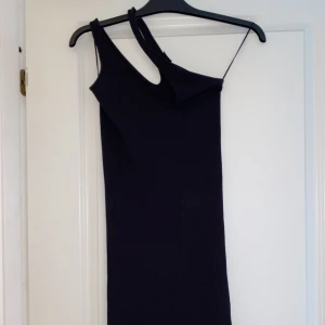 Fest klänning  - Snygg fest klänning med en liten detalj vid axeln, oanvänd 