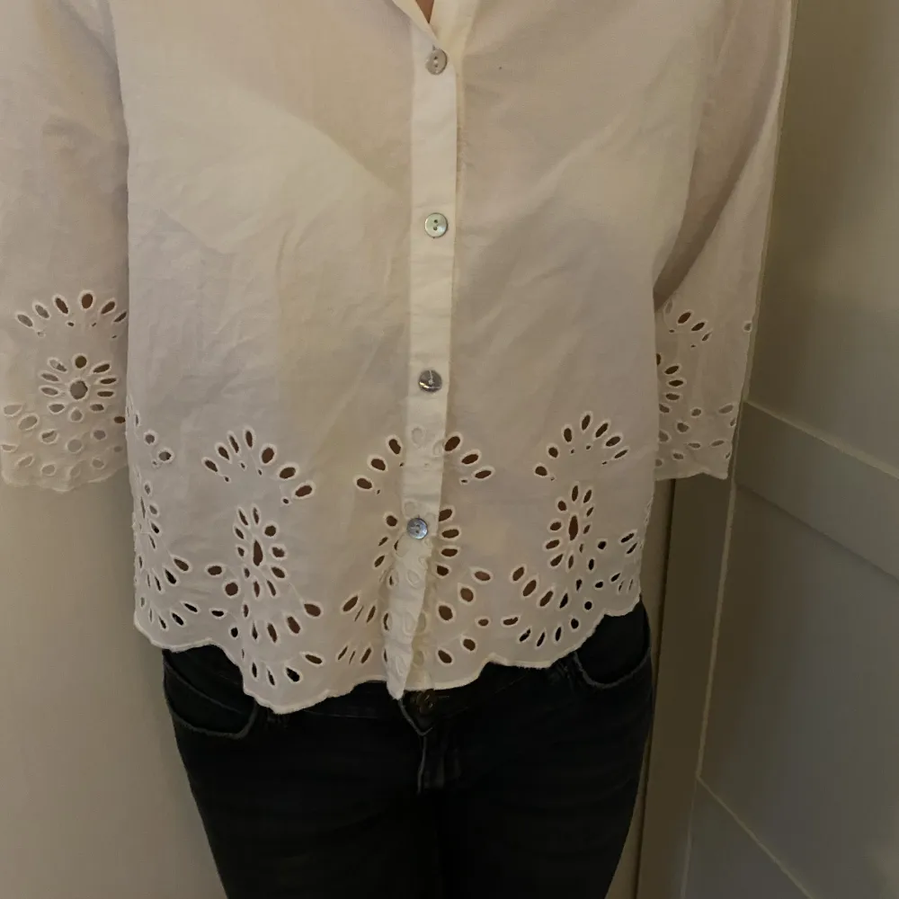 Super söt vit blus / skjorta med små söta detaljer, säljer då den inte längre kommer till användning . Skjortor.