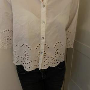 Super söt vit blus / skjorta med små söta detaljer, säljer då den inte längre kommer till användning 