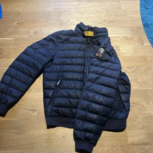 Parajumper dunjacka medium ungdom - Säljer nu min gamla jacka då jag växt ur den. Köpt för 2700kr för några år sen men har knappt används. Den är i storlek medium i barnstorlek vilket motsvarar cirka 160cm. Finns ute på Värmdö och kan frakta om köparen står för kostnaden. Mvh Erik