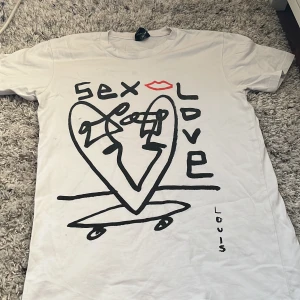 Sex skateboard tröja  - Säljer för den kommer inte till användning , den e skit fet men passar inte längre 😭😭 den har pytte små fläckar men dem syns inte. kom gärna med prisförslag🎶🎶🎶🧑‍🦼🧑‍🦼