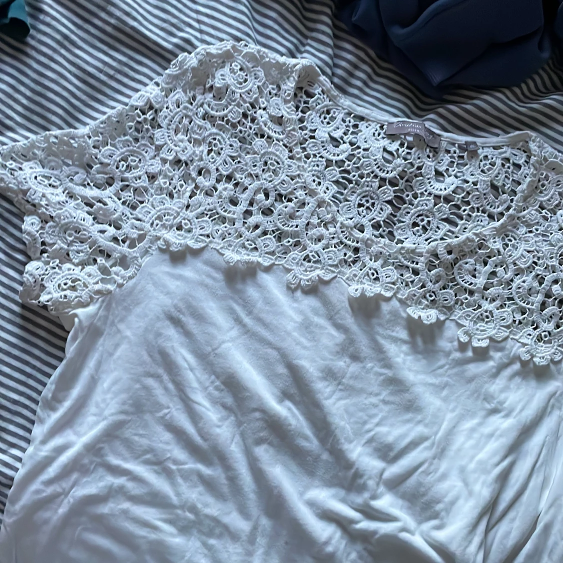 T-shirt med spets - 91