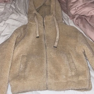 Teddy jacka XS - Teddy jacka i storlek xs från newyorker den är i ny skick köpte den förra året men knappt använd 