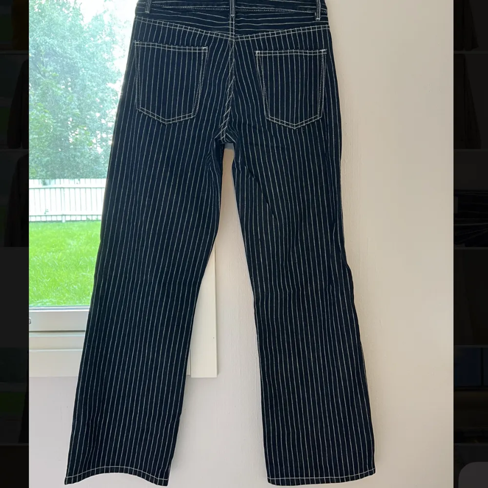 Randiga denim jeans från zara . Jeans & Byxor.