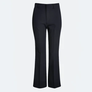 Kostymbyxor - Kostymbyxor från bikbok i modellen ”Vilma”, använda några få gånger men i fint skick. Dock är sömarna längst ner på benen uppsprättade (bild 3) då de var lite korta på mig, men det är bara att stryka eller sy upp igen om man vill! (Nypris: 500kr) 💓