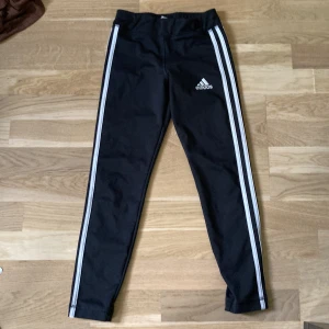 Svarta tränigstihgts  - Svarta tränings tights från Adidas 