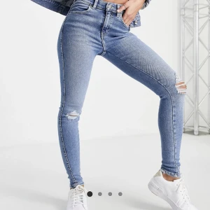 Jeans - Helt nya jeans köpte för 639kr på Asos. Lapp, förpackning osv är kvar. Är storlek M men skulle säga JÄTTE små i storlek så passar nog XS/S🩷