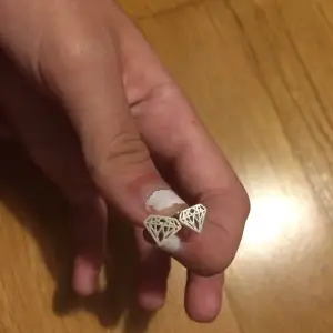 silvriga jätte gulliga diamant formade örhängen (jag säljer även ett matchande halsband på min profil)