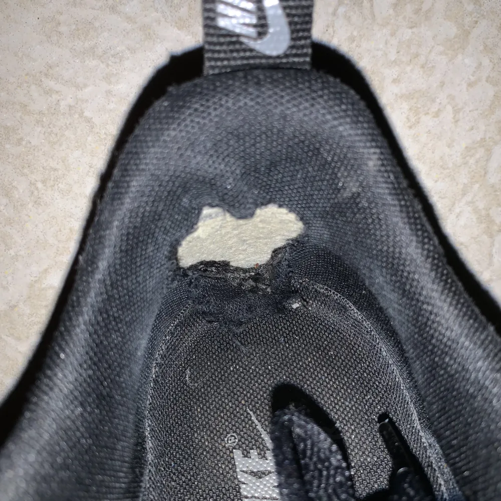 Tjena Säljer ett par feta air force 1 då de är för små. Inte särskilt många som har dessa så kunna sticka ut men ändå med diskreta skor är aldrig fel. Fint skick på skorna förutom att de är lite slitna i hälen, men inget som påverkar skorna. Storlek 40,5. Kengät.