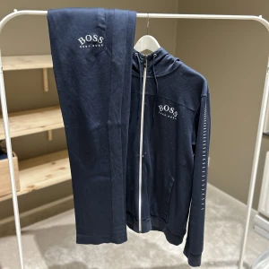 Hugo boss dress - Säljer min Hugo boss dress då den inte används längre, skön tröja med öppna byxor där nere. Storlek Xl på tröjan och XXL på byxorna men jag använder L-XL på byxor så passar även de!