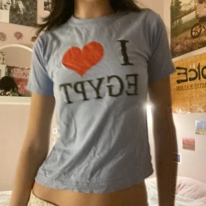I ❤️ egypt t-shirt - Söt babytee med ”i ❤️ egypt” tryck🔥 Bra skick osv säljer pga använder inte 😘Den är köpt i barnstorlek men  passar mig bra (har vanligtvis xs-s) Skriv till mig innan du köper‼️