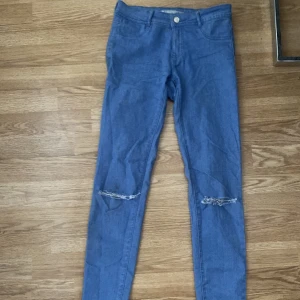 Skinny jeans med hål - Skinny jeans med hål i