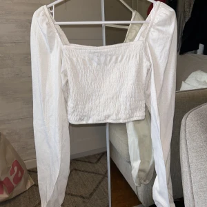 Topp - Fin topp med ballong ärmar