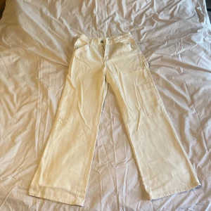 Cargo jeans - Säljer dessa jätte fina cargo jeansen, ganska mjuka i materialet men känns ändå som jeans, i färgen är de creme vita och säljer de då för att de  tyvärr är för små för mig men annars hade jag gärna velat behålla dem😊