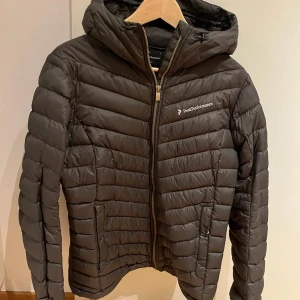 Peak performance jacka - En jacka från peak performance, är som ny!❣️ Nypris 3,200 kr, säljer för 1 500 kr + frakt😁 Använd köp nu! (står inte för postens slarv).
