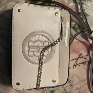 Väska  - Säljer min river island väska som ja knappt använt Max två tre gånger bara,  nyskick inga sprickor i tyget eller annat 