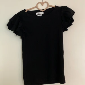 MÅSTE BLI AV!!! - Säljer denna tröja har haft på mig den cirkla 1 gång kan tänka mig och sänka priset om man vill storlek L men passar mig som är s/m 