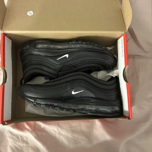 Nya skor  - Säljer nu mina Air max då jag ångra mig , endast testade. Nypris 1600 Köpta på jd