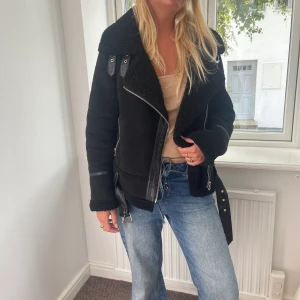 Höstjacka - Säljer min gamla höstjacka som såldes på Zara för 3/4 år sedan. 🙏🏽modellen på bilden är runt 1,66!!