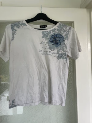 T-shirt  - Jätte söt T-shirt med ljusblå detaljer. 