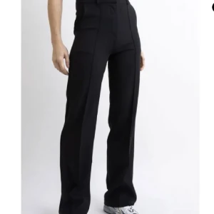 Kostymbyxor  - Hej, säljer mina Madlady byxor då jag aldrig använder dom. Fint skick dom är som ny. De är storleken 34 regular 