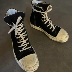 Rick Owens - Säljer för jag behöver pengar, dessa är mina älsklingar. Det är från drkshdw kollektionen, köpt från JUS. Cond 7/10. Det är stitchning som har gått lite därav priset. Skriv för fler bilder