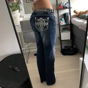As feta y2k jeans med coola fickor! - Säljer dessa as balla baggy jeans med diamanter på fickorna från Love Nation Premium som är köpta här på plick innan, använder tyvärr dem nt längr! Midjemåttet är 90 cm och innerbenslängden är 79 cm!🌸 Hör av dig om du har några frågor🩷(bältet ingår inte!)