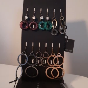 Örhängen  - Örhängen 99 kr/ paret. Helt nya. Hör av dig vid frågor eller fler bilder 