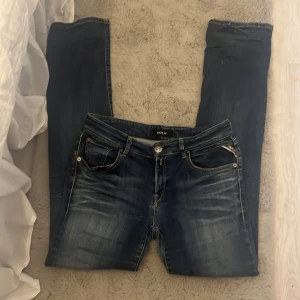 Lågmidjade replay jeans  - Jätte fina lågmidjade replay jeans som säljs för de är för långa för mig, aldrig använt 