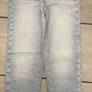 Mom jeans ljusa från Gina tricot stl 32