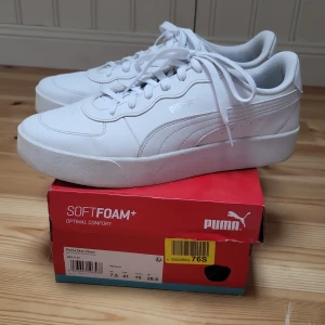 Puma SKYE CLEAN - Vita puma sneakers i storlek 41. Hör av dig om du vill ha mer bilder. Köpte dem förra sommaren och använde några gånger men använder dem inte längre. Sulan är 3 cm hög. Orginalförpackningen har jag kvar. 