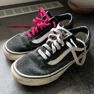 Vans skor  - Svarta vans skor. Storlek 35 men väldigt stora i storleken. 