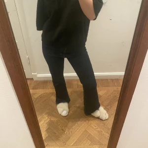 Zara jeans🫶😍 - Sjuuukt snygga jeans från Zara!!🫶❤️ det perfekta paret som passar till allt nu i höst!!💕💕perfekt skick!! Skriv för fler bilder:)