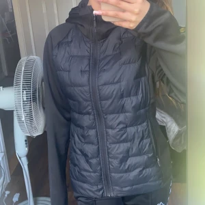 Jacka  - Jag säljer denna pga ingen användning av den och har väldigt många jackor, den är super skön och bra kvalite. Helt svart jacka med mönster på💕är 1,58 och den e perfekt men lite lång som ni ser