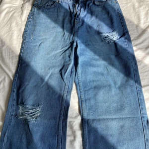 Vida byxor med slitt  - Gammla byxor som är i bra skick. Storleksmässigt vet jag inte men jag själv är en 38 och de passar. Skulle rekommendera 36-38. 