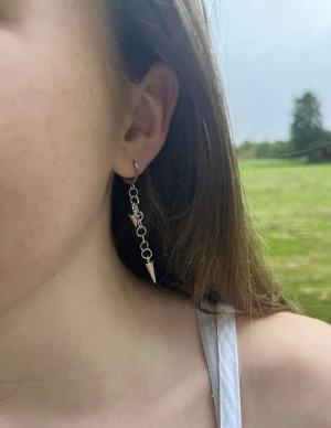 Rocky örhänge⚡️🎸🫶🏻 - Säljs enskilda!💗+Frakt💕Hand gjorda❤️Pris för en!(40)😁 Finns bara i silver🩶