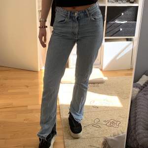 Mid-rise jeans i bra skick 