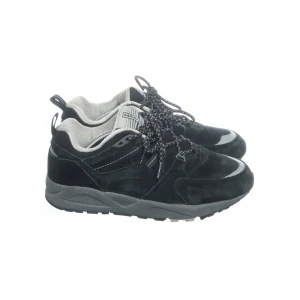 Svarta sneakers - Skiiitsnygga sneakers från märket karhu. Med reflexer!!!! 💫💫💫