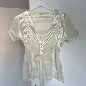 vintage blus - säljer denna vintage kortärmade blus med knytning runt midjan. köpt second hand 💛🧡