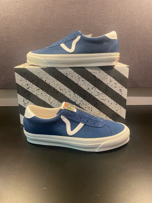 Vans skor  - Tja! Säljer ett par riktigt sköna Vans i storlek 42 helt nya med box. Givetvis autentiska. Hörs i PM! 