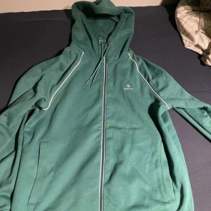 Äkta Gant kofta - Använd endast ett par gånger, jättefin färg!!