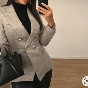 SÖKES - Sökes kacaj/blazer som på bilden strl s-m