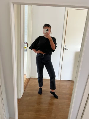 Svarta jeans  - Snygga svarta korta jeans 