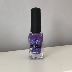 Säljer detta oanvända lila-glittriga nagellack. Kontakta gärna vid frågor.🌺