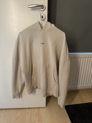 Lxa hoodie - Fin hoodie från lxa. Hoodien är beige och är i fint skick. Den saknar dock dem där banden som sitter i luvan. 