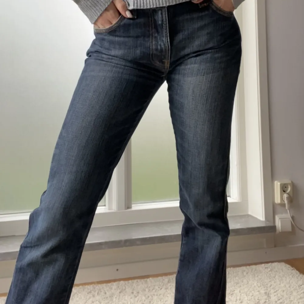 Supersnygga Nudie Jeans som är i väldigt bra skick🤍säljer då de inte längre kommer till användning! De är midwaist och raka i benen! Nypris är runt 1600kr. Jeans & Byxor.