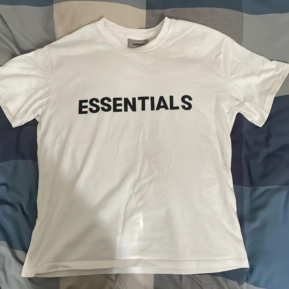 Säljer en essentials t shirt då jag köpte den använde den cirka en gång då tröttna jag på den skick 9/10 OBS!! Tvättas bara för hand annars kan bokstäverna ramla av.. T-shirts.