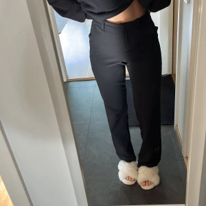 Kostymbyxor vero moda - Svarta kostymbyxor från vero moda i storlek XS/32, skick som nya. Modell:  VMZAMIRA nypris: 400 Frakt ingår i pris